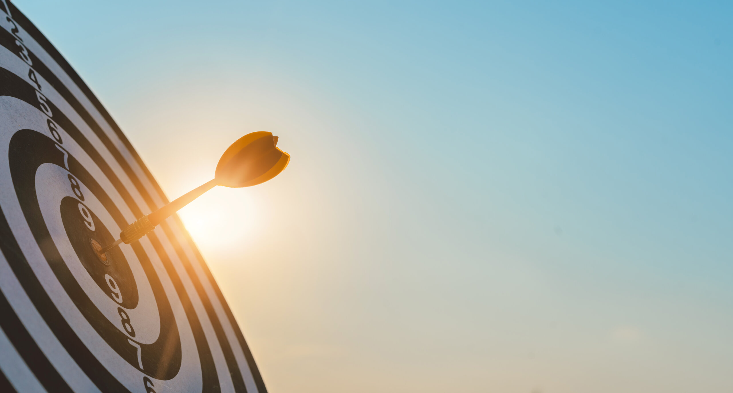 Dartpfeil steckt in einer Zielscheibe.